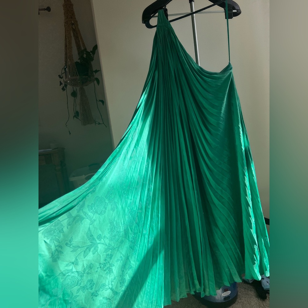 Brand new, never worn beautiful Banana Republic silk dress in Kelly Green.